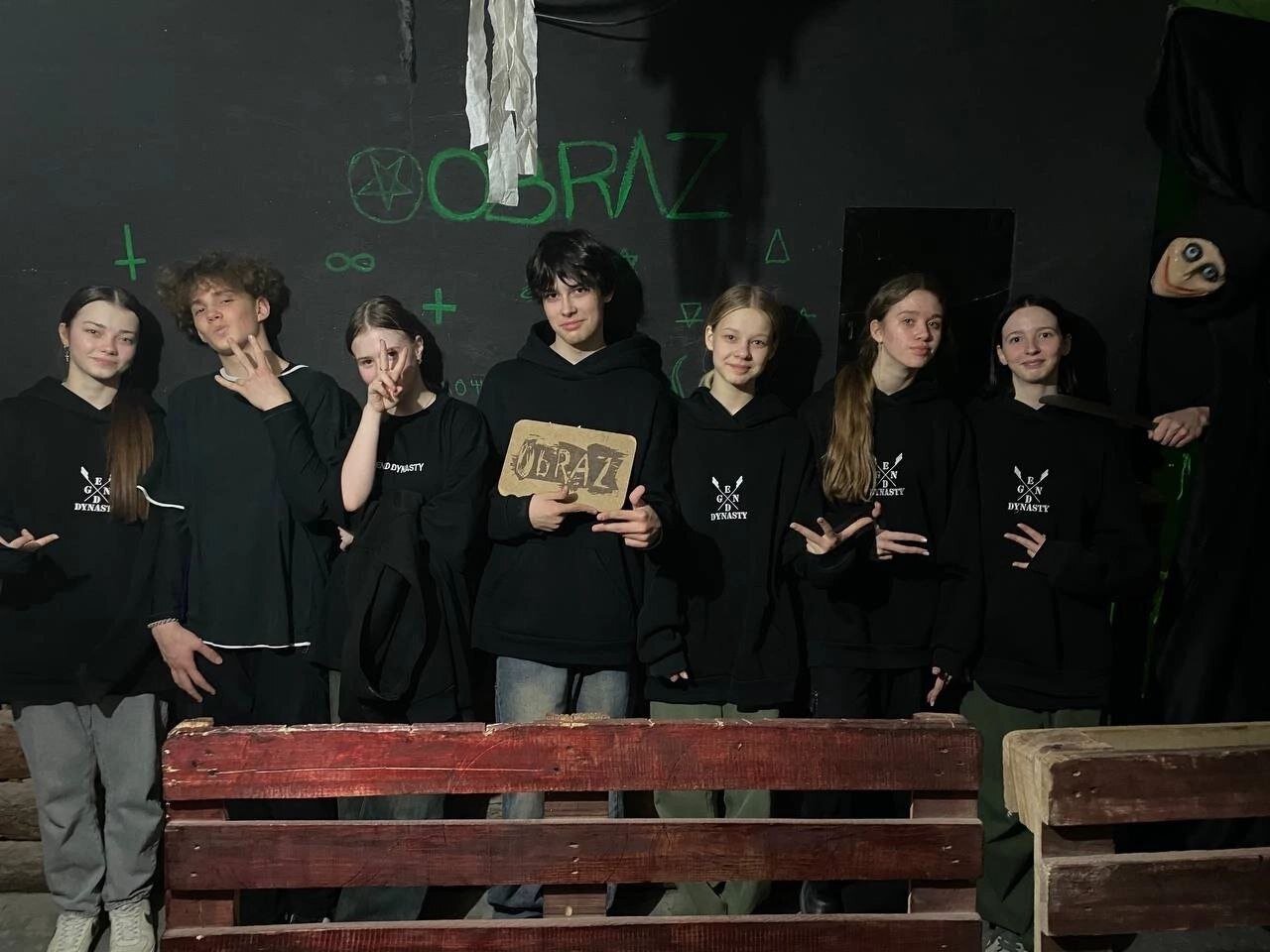 Участники квеста OBRAZwill на уровне хард — активное взаимодействие с актёром