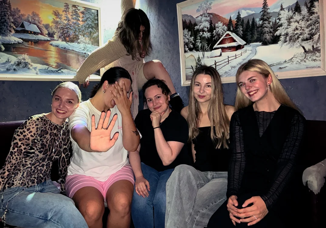 Невеста и подруги в тёмном коридоре квеста Проклятое дитя OBRAZwill Пенза