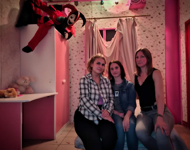 Девушки выбирают режим лайт или хард перед девичником на квесте OBRAZwill