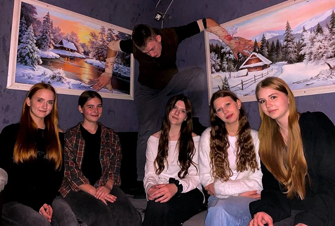 Монитор в лобби OBRAZwill — подруги смотрят как невеста проходит квест Астрал