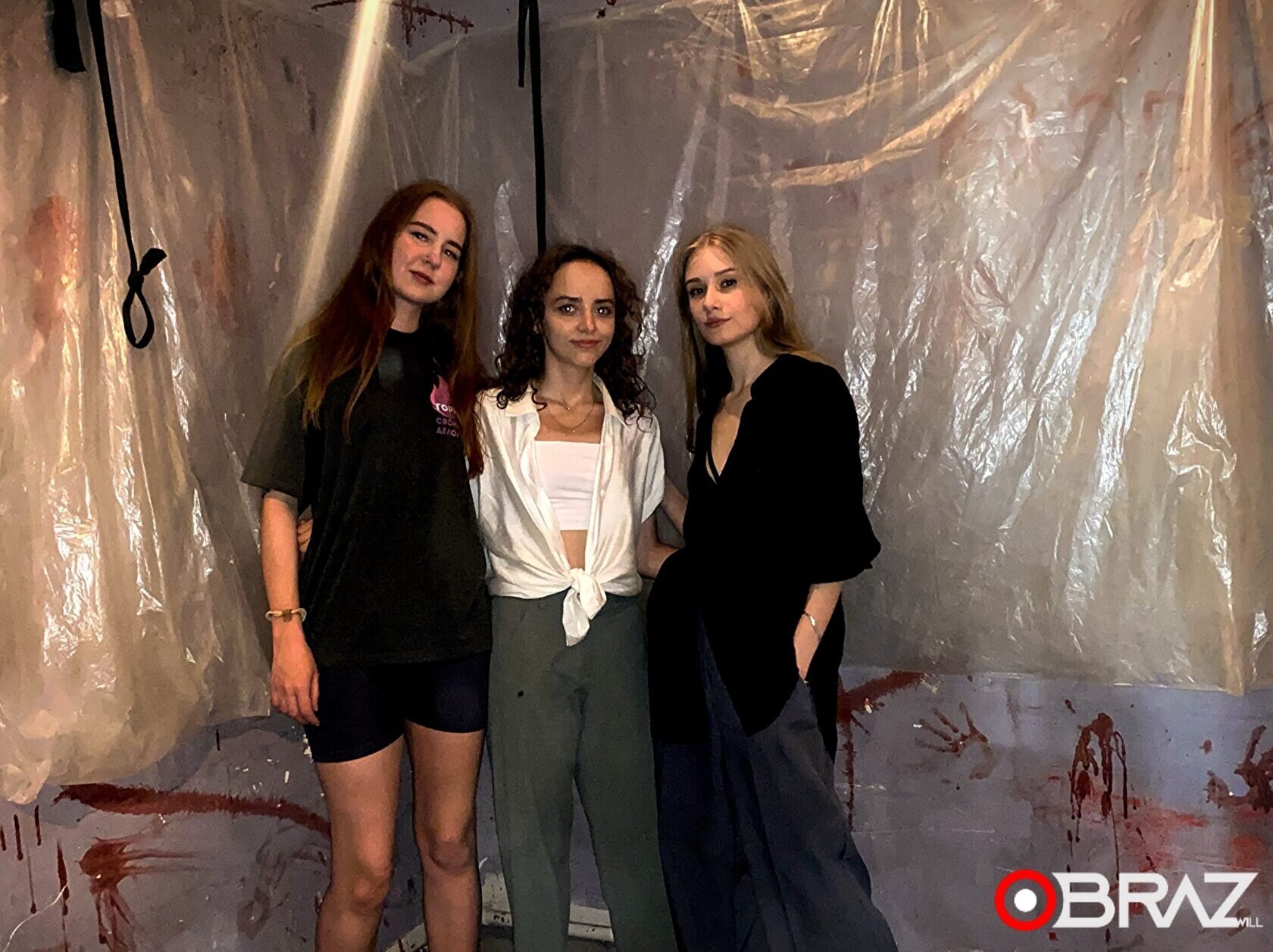 Тематическая фотозона после девичника — подруги обнимаются с улыбками OBRAZwill