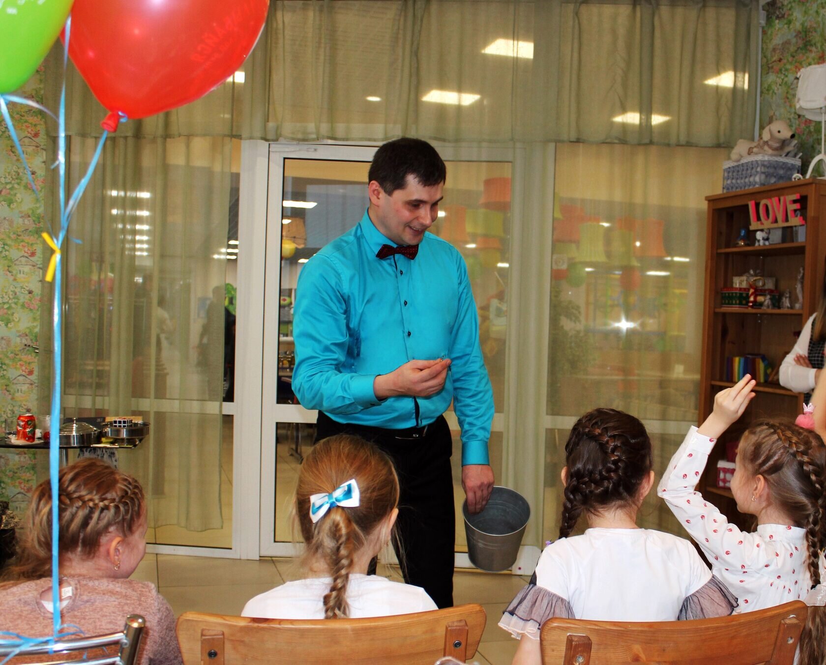 Дети выходят из квеста K.I.D.N.E.T. с призами — победа и радость после прохождения