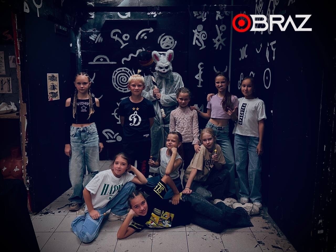 Группа детей проходит квест K.I.D.N.E.T. OBRAZwill — командная работа и загадки