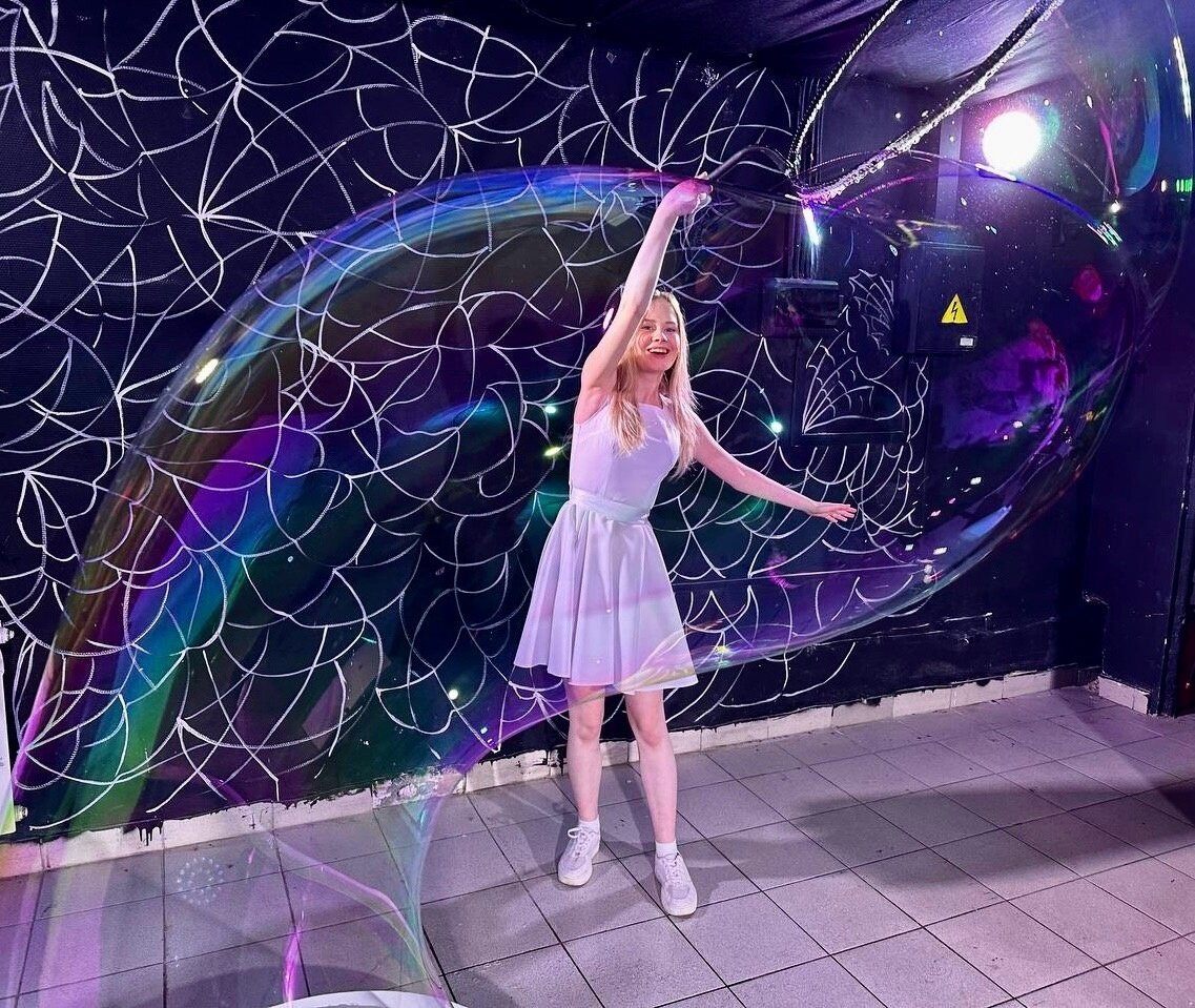 Родители наблюдают за детским квестом на мониторах в зоне ожидания OBRAZwill