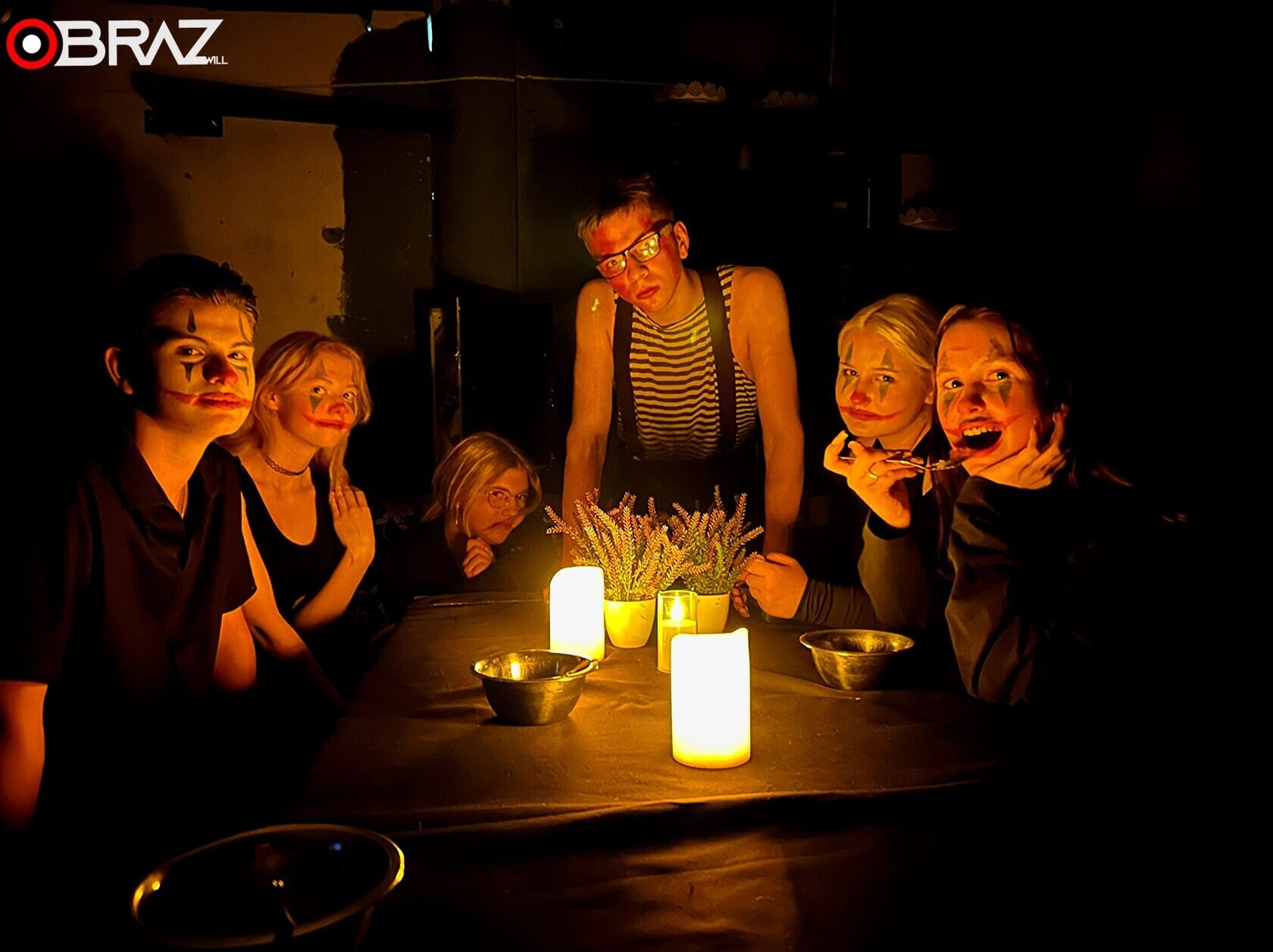 Компания в костюмах на квесте Psycho Split OBRAZwill в Хэллоуин — атмосфера ужаса