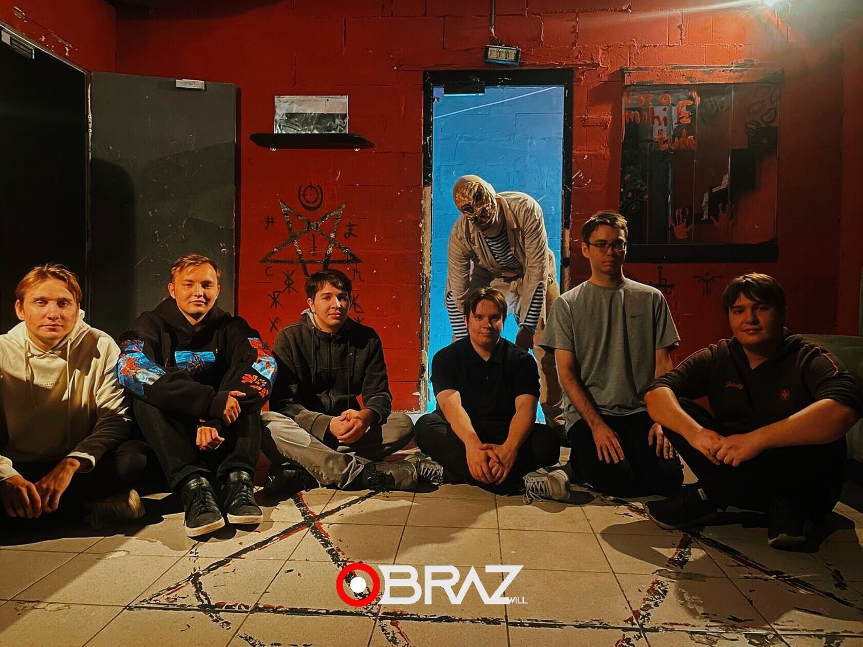 Жених прячется за спину друга — пранк на мальчишнике в квесте OBRAZwill Пенза