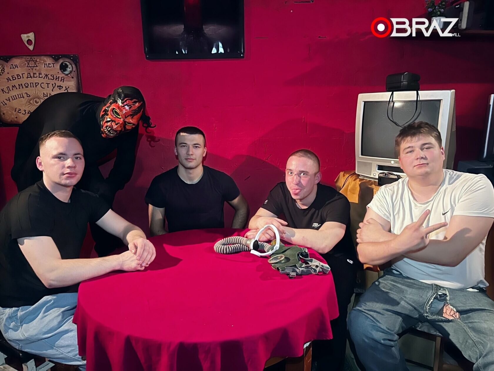 Друзья жениха наблюдают за пранком на мониторе — мальчишник в OBRAZwill Пенза