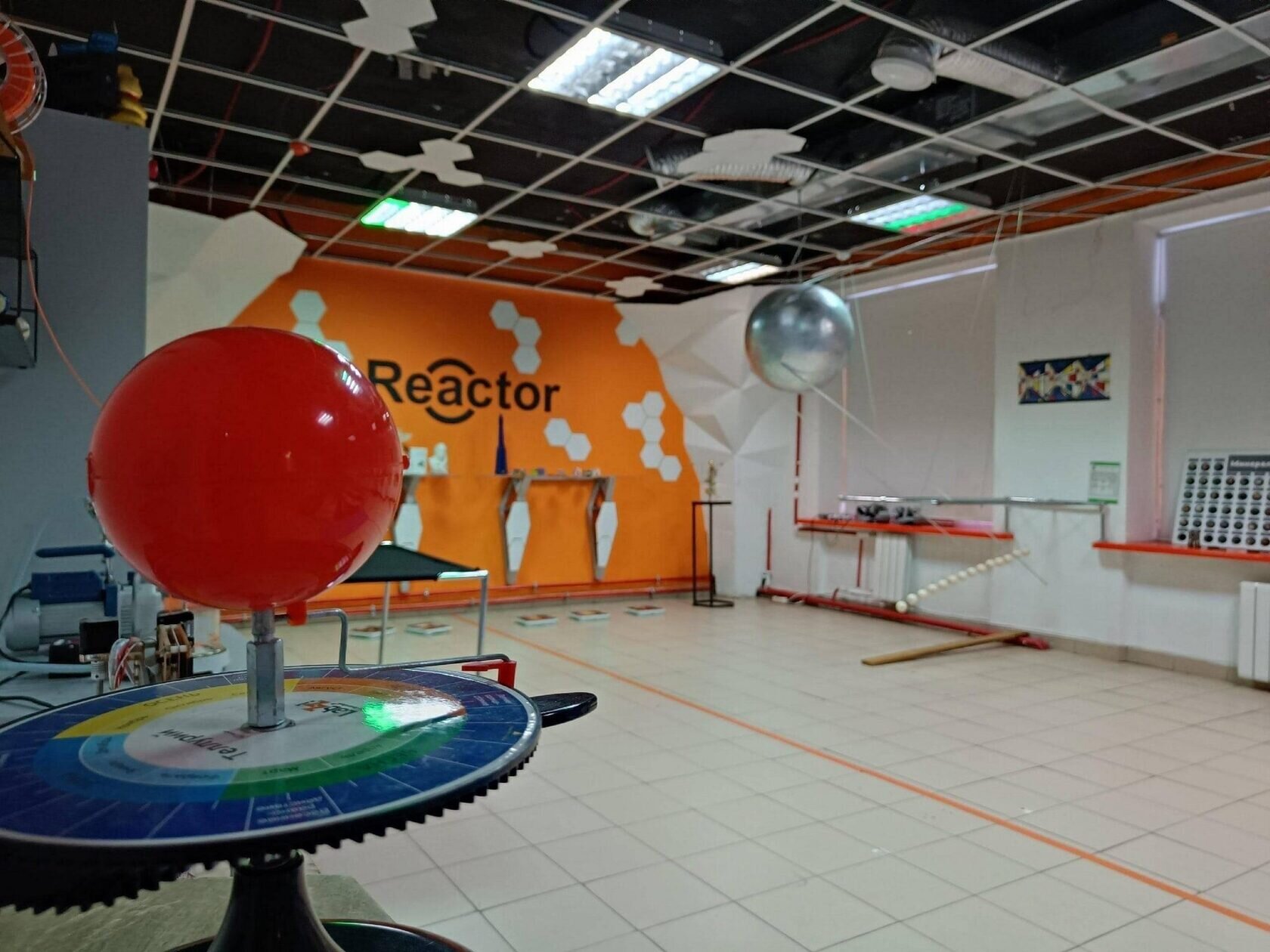 Фотозона после детского квеста OBRAZwill Пенза — семейное фото с реквизитом