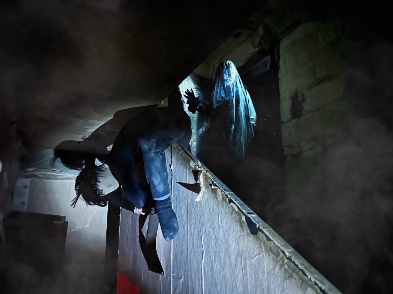 Актёр в роли маньяка пугает пару в тёмном коридоре квеста OBRAZwill