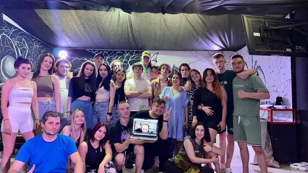 Актёр в профессиональном гриме и образе маньяка на хоррор-квесте