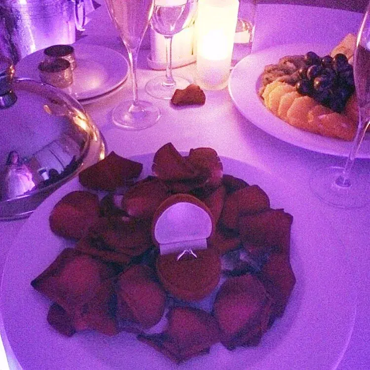 Мужчина встаёт на колено в финальной комнате хоррор-квеста OBRAZwill Пенза