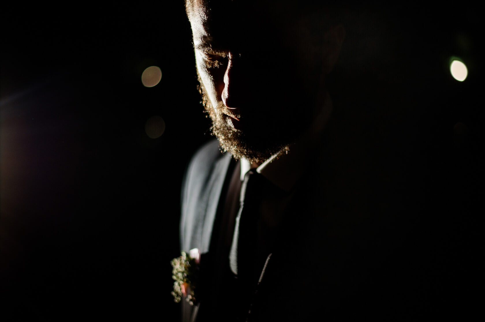 Друзья и семья наблюдают за предложением в лаунж-зоне OBRAZwill — торжество