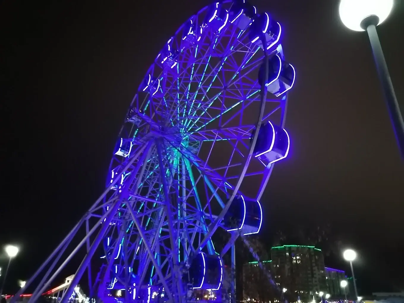 Украшенная лаунж-зона OBRAZwill — свечи и лепестки для предложения руки