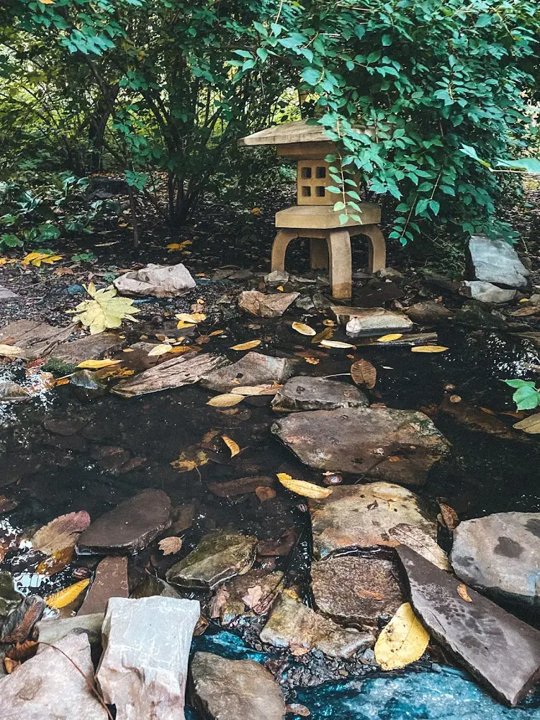 Девушка в слезах счастья — момент согласия после предложения на квесте OBRAZwill