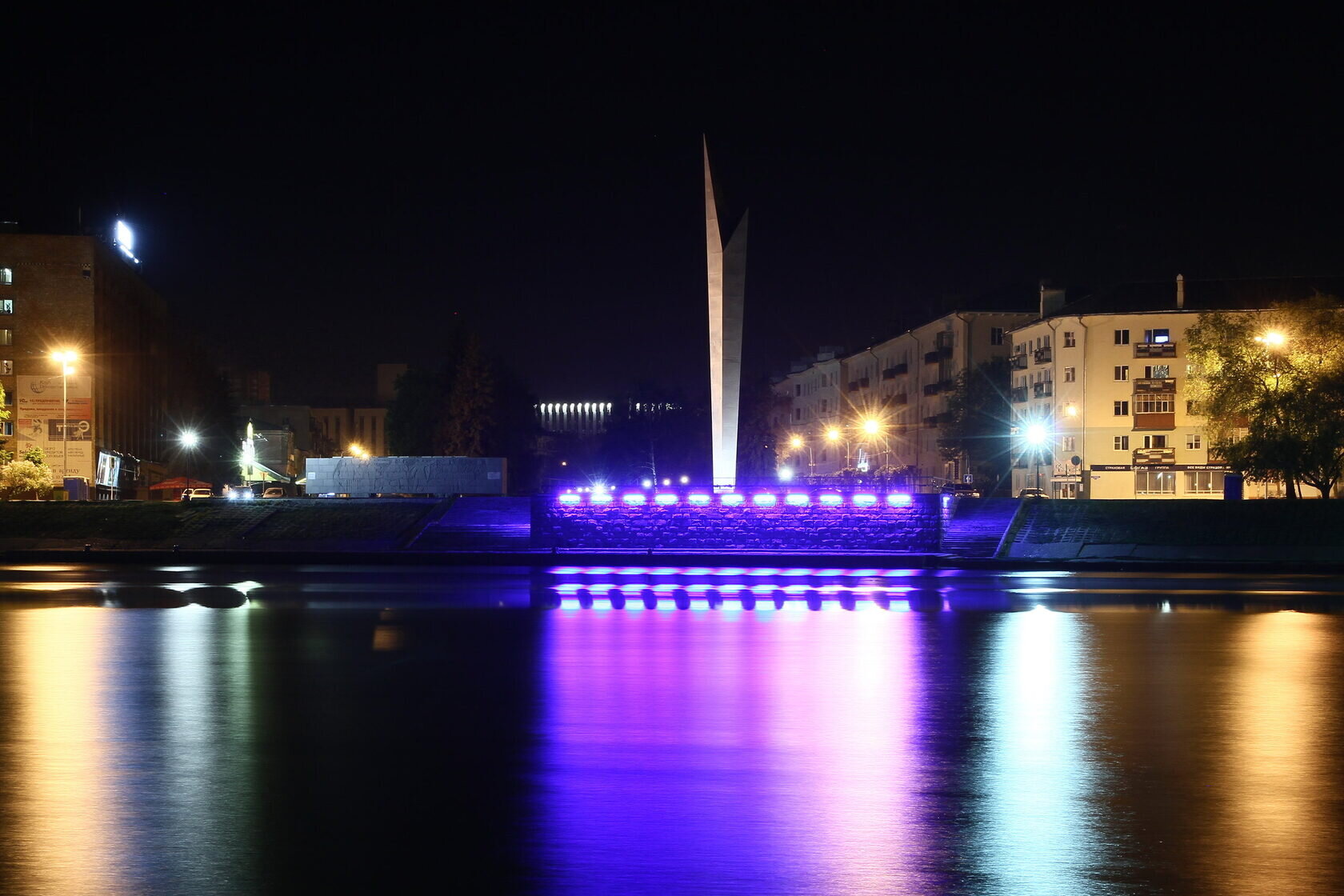 Пара обнимается после предложения руки и сердца на квесте в OBRAZwill Пенза