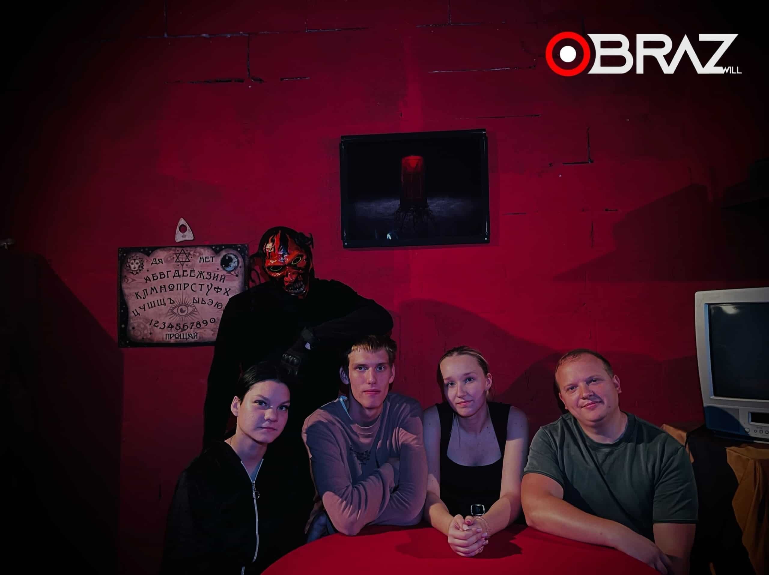 Коллеги обсуждают впечатления после тимбилдинг-квеста в зоне отдыха OBRAZwill