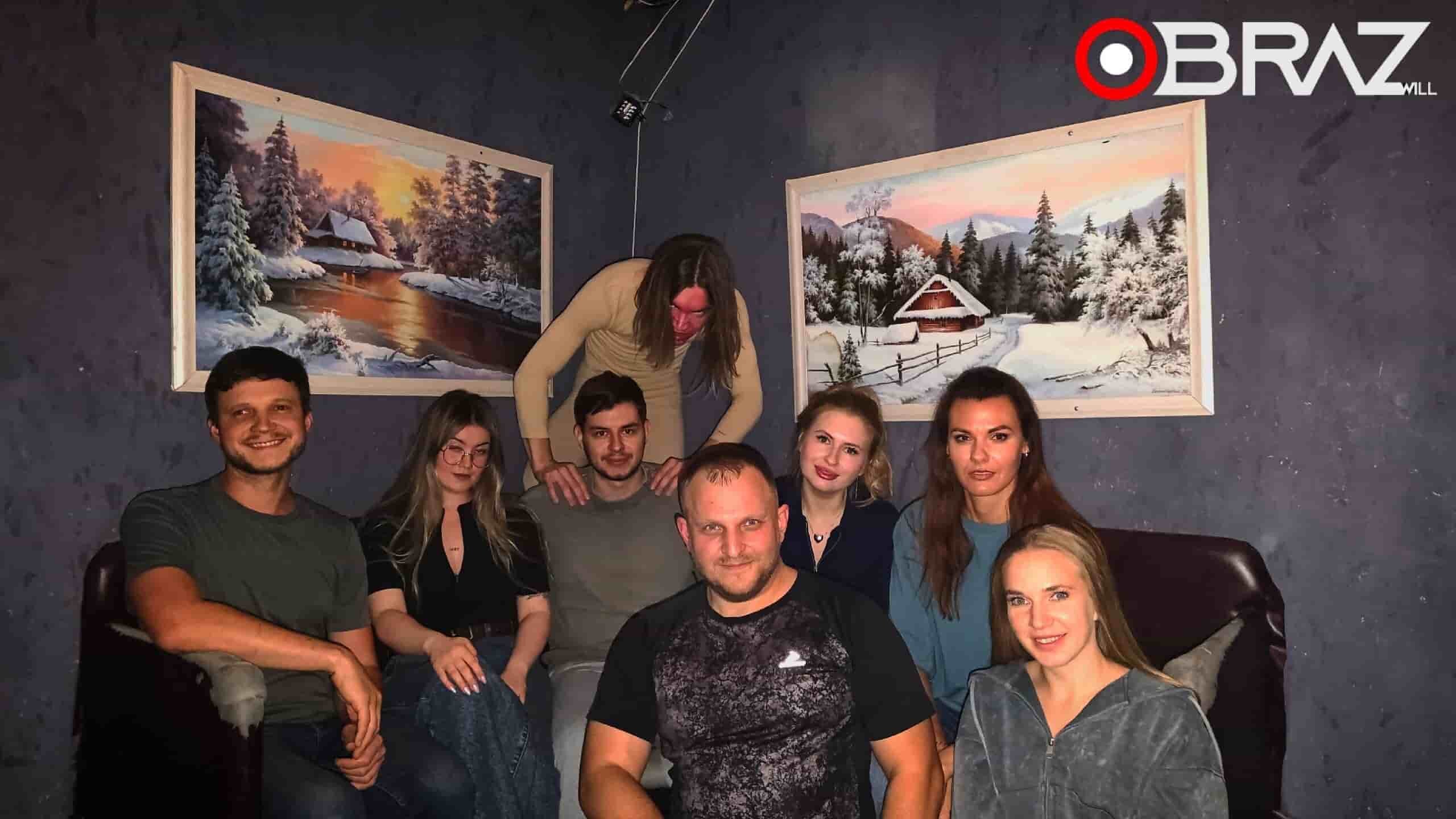 Фуршет в зоне отдыха OBRAZwill после корпоративного квеста — команда общается